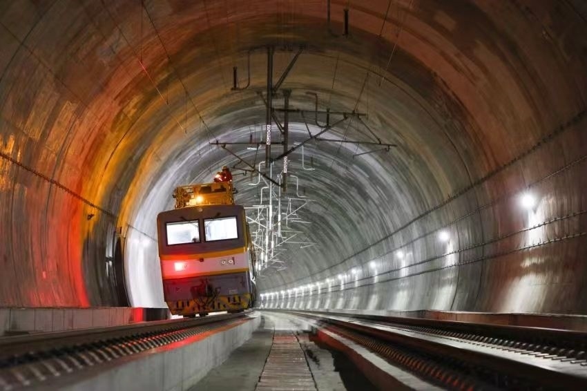 凌晨，接觸網(wǎng)作業(yè)車的燈光紅黃相間。胡鵬攝