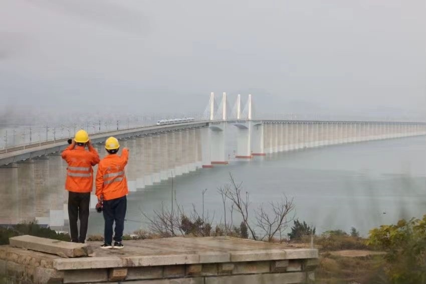 許沖和工友在白天巡視湄洲灣大橋上的供電設(shè)備。胡鵬攝