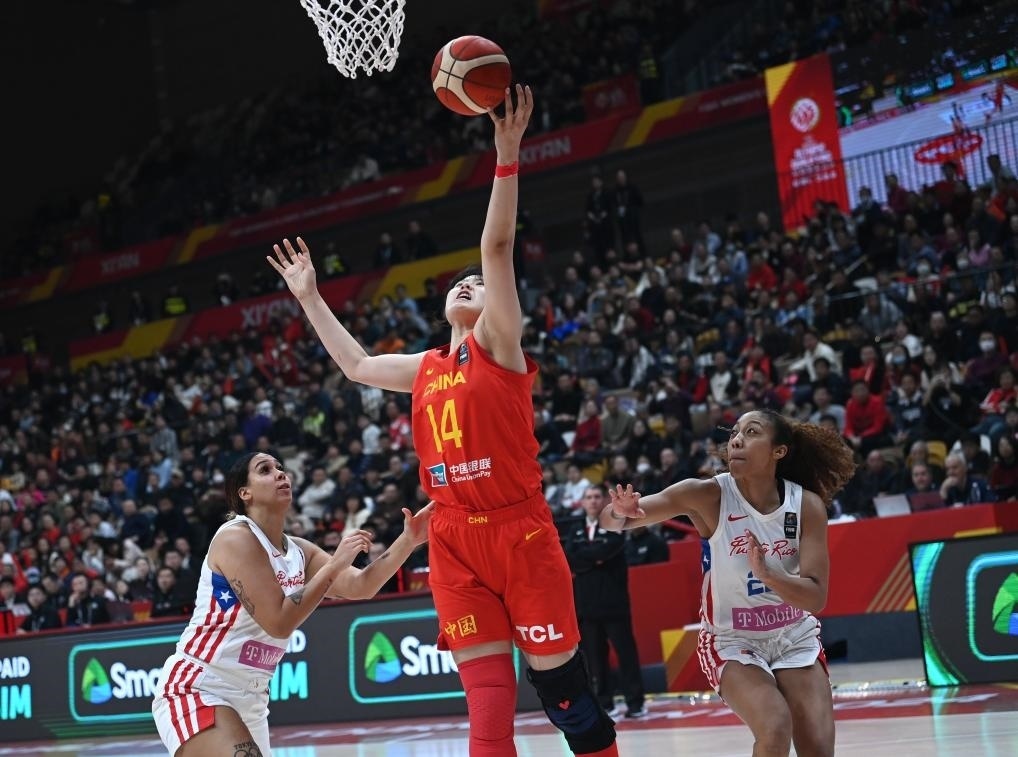 2月11日，中國(guó)隊(duì)球員李月汝（中）在比賽中上籃。新華社記者 李一博 攝