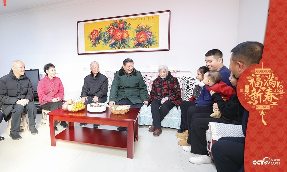 2024年2月1日，習近平總書記在天津市西青區(qū)辛口鎮(zhèn)第六埠村考察時，同村民杜洪剛一家人親切拉家常。