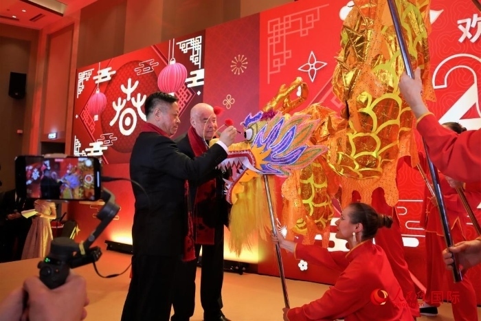 張漢暉（左）、施威特科（右）共同為彩龍點睛。于子恒攝