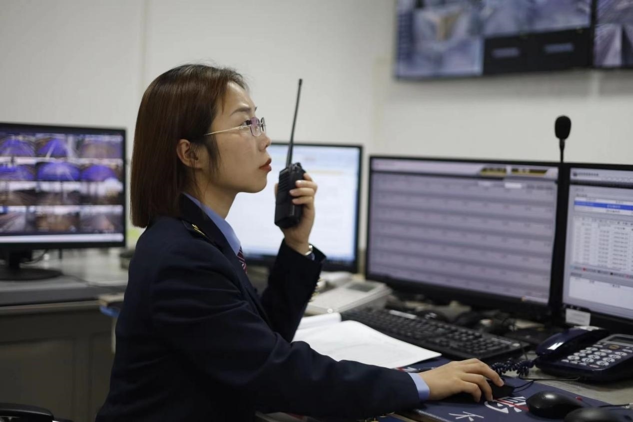 張華正在使用對講機溝通客運工作情況。蔡紫妍攝