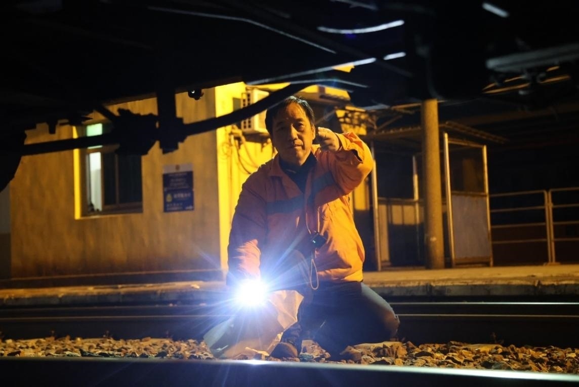 凌晨2點，李金饒正在檢查關門車。陸佳駿攝