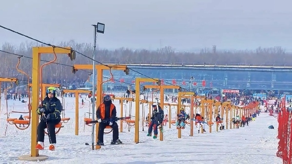 新春走基層｜滑雪場(chǎng)上過(guò)春節(jié)！冰城“冷資源”變成“熱經(jīng)濟(jì)”