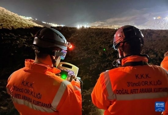 2月13日，救援人員在土耳其東部埃爾津詹省伊利奇區(qū)礦難現(xiàn)場工作。新華社發(fā)（穆斯塔法·卡亞攝）