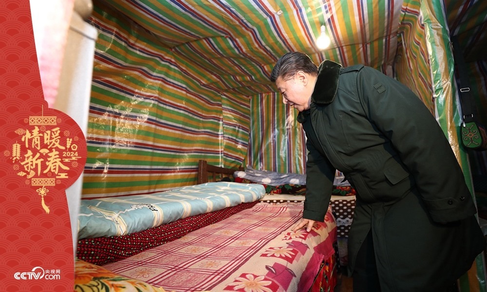 2018年2月11日，習(xí)近平總書記在四川三河村貧困戶吉好也求家中看望。