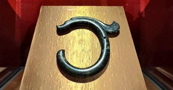 紅山文化C形玉龍。人民網(wǎng)記者 韋衍行攝