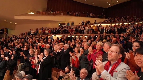 中德觀眾觀看中央民族樂團“”天地永樂·中國節(jié)“”音樂會。中國駐德國大使館供圖