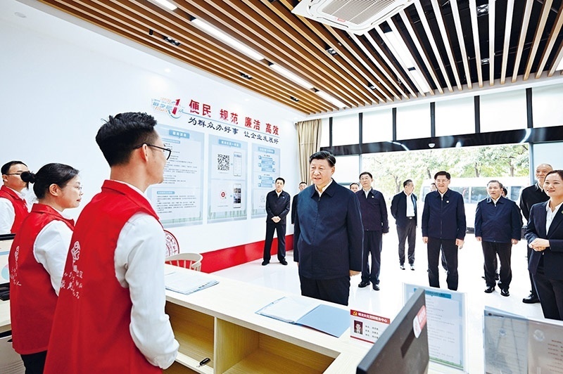 2023年12月14日至15日，中共中央總書記、國家主席、中央軍委主席習近平在廣西考察。這是14日上午，習近平在南寧市良慶區(qū)蟠龍社區(qū)黨群服務中心考察。 新華社記者 燕雁/攝