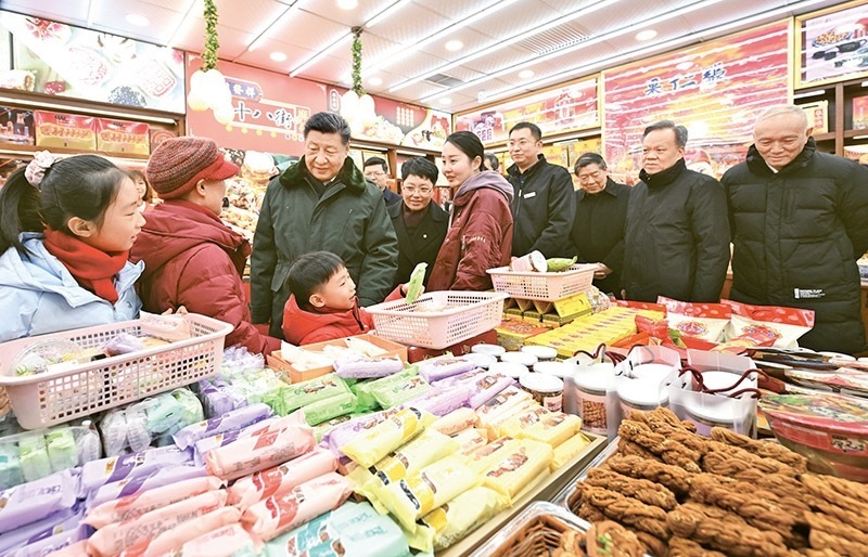 2024年2月1日至2日，中共中央總書記、國家主席、中央軍委主席習近平來到天津，看望慰問基層干部群眾。這是1日下午，習近平在天津古文化街考察時，走進店鋪同現(xiàn)場群眾互動交流。 新華社記者 謝環(huán)馳/攝