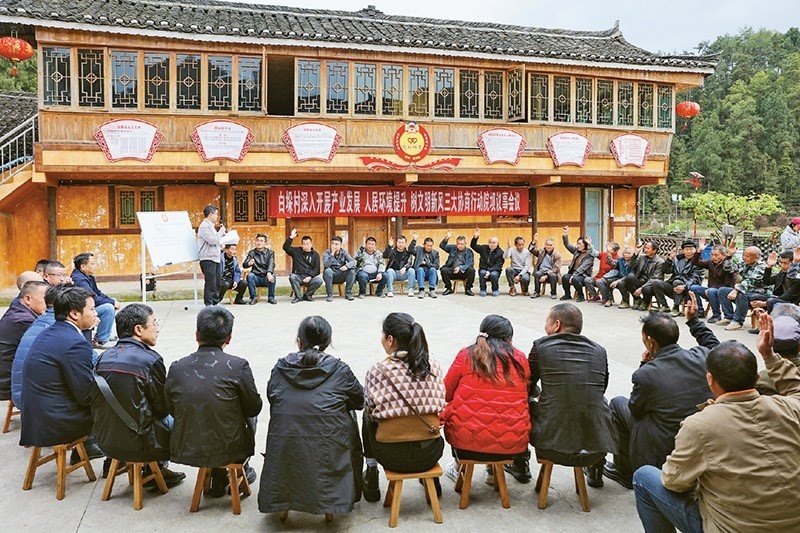 圖為2023年4月6日，貴州省黔東南苗族侗族自治州施秉縣白垛鄉(xiāng)白垛村村民在討論產(chǎn)業(yè)發(fā)展、人居環(huán)境提升、鄉(xiāng)村文明建設(shè)相關(guān)事宜。 人民圖片 磨桂賓/攝
