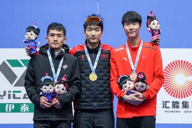 1月12日，“十四冬”速度滑冰（公開組）男子500米比賽，冠軍黑龍江隊(duì)選手高亭宇（中）、亞軍遼寧隊(duì)選手楊濤（左）、季軍河北隊(duì)選手李添龍?jiān)陬C獎(jiǎng)儀式上合影。新華社記者 王楷焱 攝