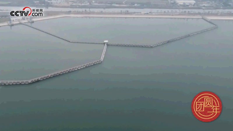 △西江潛地行，潤澤大灣區(qū)。珠江三角洲水資源配置工程西起廣東佛山順德西江干流鯉魚洲，穿越獅子洋，東至深圳公明水庫，是世界上流量最大的長距離有壓調(diào)水工程。