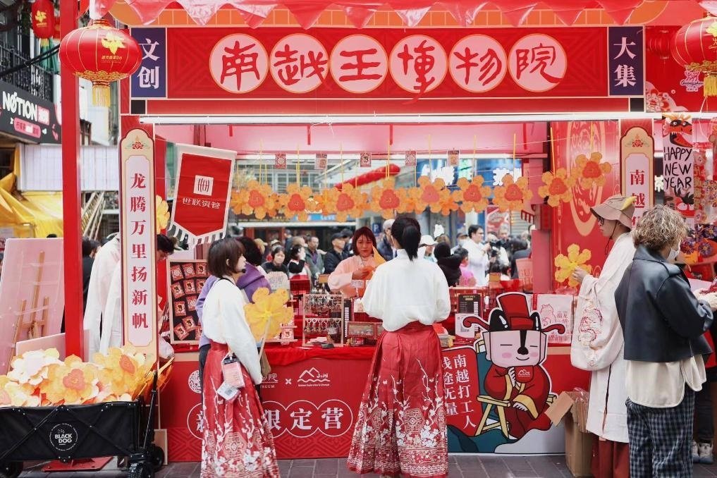 在西湖花市的南越王博物院攤位，文創(chuàng)與花市的跨界融合吸引了不少市民游客駐足。（南越王博物院供圖）