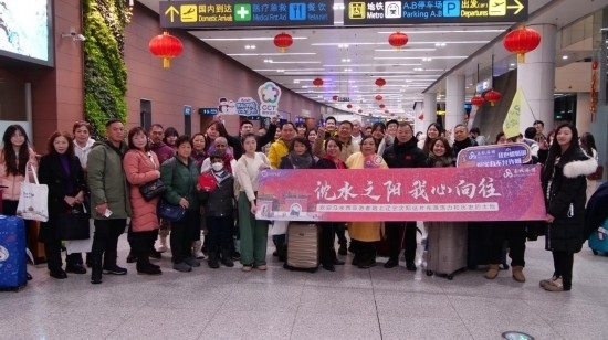 2月11日，一批馬來西亞游客抵達沈陽桃仙國際機場。新華社發(fā)