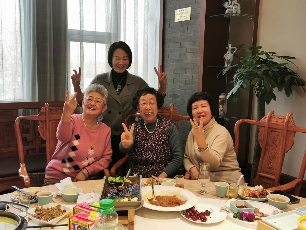 吳釗（前排左一）和鄰居一起在天津過(guò)年。（采訪對(duì)象供圖）