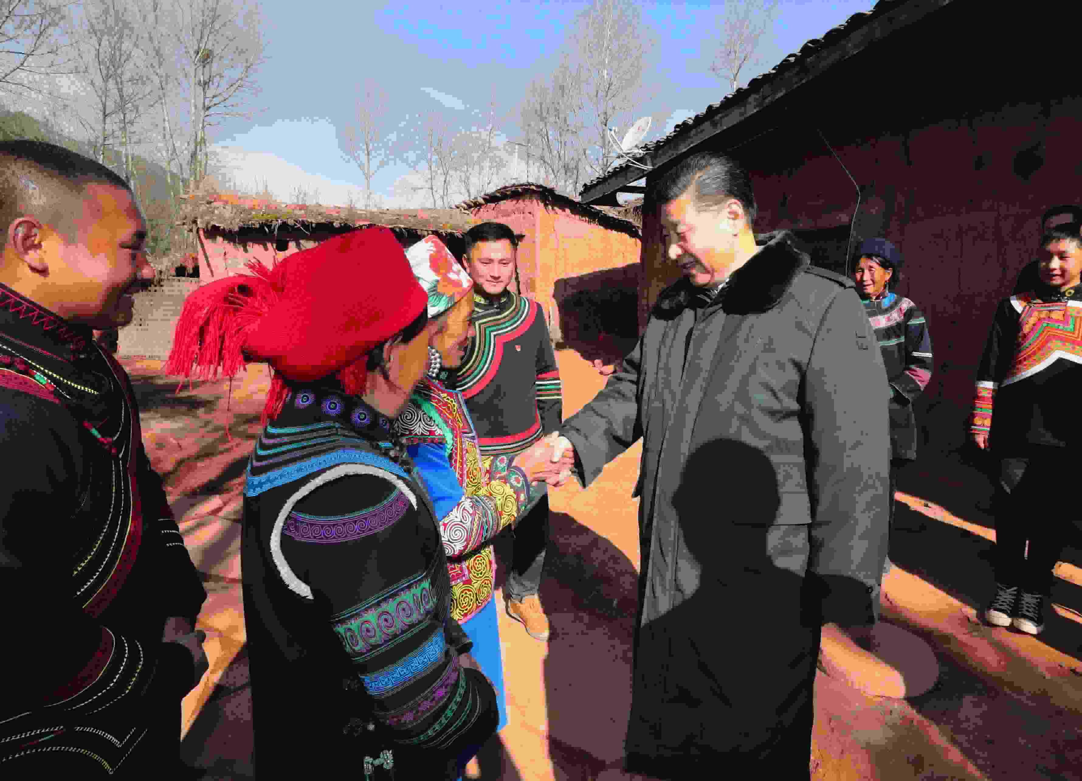 △ 2018年2月11日，習(xí)近平總書記驅(qū)車2個多小時，從四川西昌市來到位于大涼山深處的昭覺縣三岔河鄉(xiāng)三河村、解放鄉(xiāng)火普村，走進(jìn)彝族貧困群眾家中，看實情、問冷暖、聽心聲，同當(dāng)?shù)馗刹咳罕姽采叹珳?zhǔn)脫貧之策。