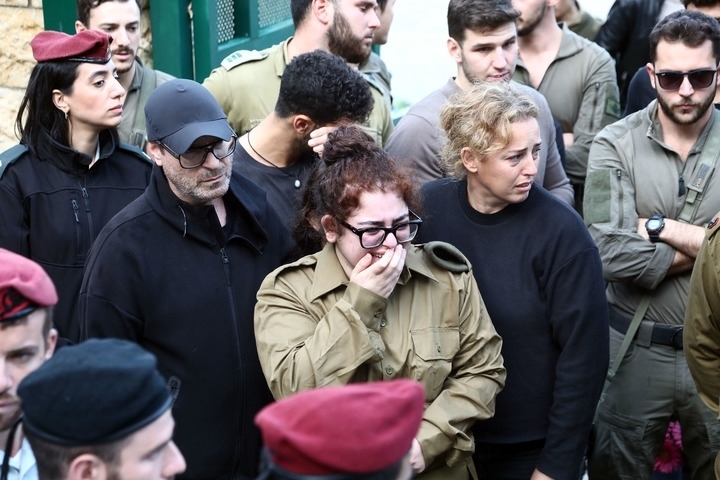 1月23日，在以色列特拉維夫的一處公墓，人們參加一名以色列士兵的葬禮。新華社發(fā)（吉德翁·馬科維奇攝/基尼圖片社）