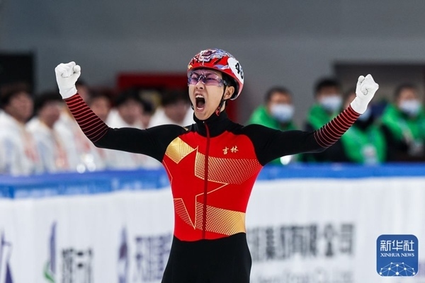 吉林隊選手孫龍沖線后慶祝勝利。新華社記者 李博 攝