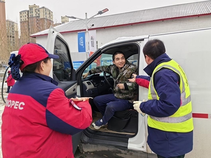 加能站員工為雪天到站充電的司機(jī)送來泡面并邀請他到站里休息。受訪者供圖