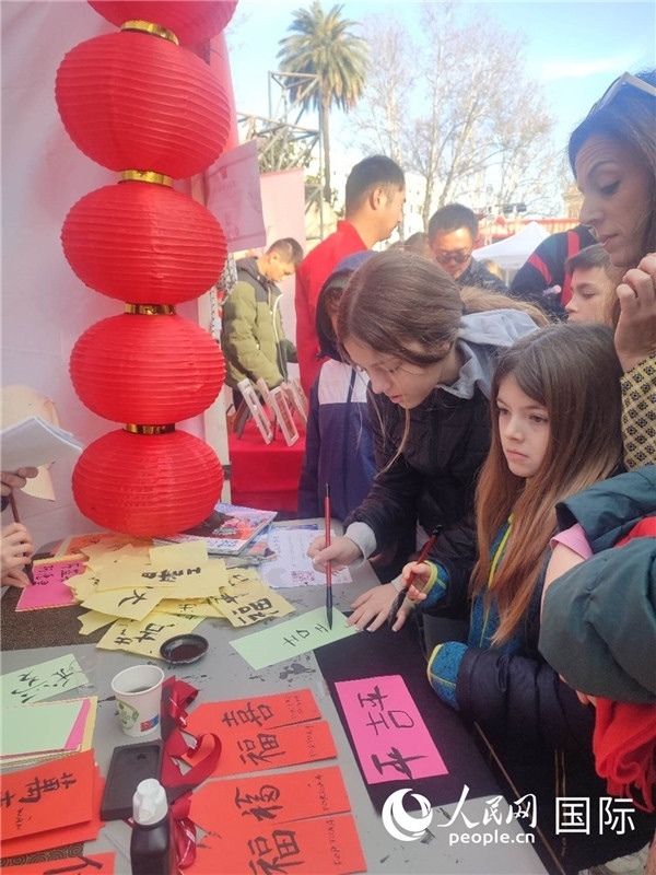 羅馬當(dāng)?shù)孛癖妼?duì)漢字充滿(mǎn)興趣。人民網(wǎng)記者鄭彬攝