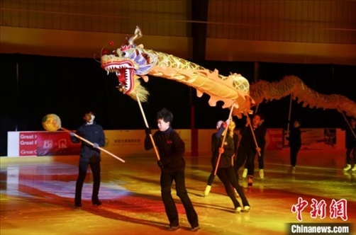 當(dāng)?shù)貢r(shí)間2月17日晚，作為農(nóng)歷甲辰龍年“歡樂春節(jié)”系列活動之一，別具特色的青少年冰上春晚在加拿大多倫多舉行。圖為青少年表演冰上舞龍。 中新社記者 余瑞冬 攝