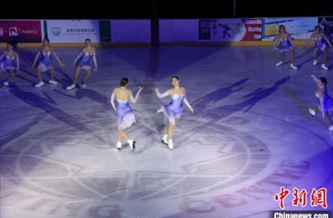當(dāng)?shù)貢r(shí)間2月17日晚，青少年冰上春晚在加拿大多倫多舉行。圖為曾獲加拿大全國冠軍的一支青少年花滑隊(duì)進(jìn)行集體自由滑表演。 中新社記者 余瑞冬 攝