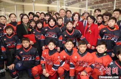 當(dāng)?shù)貢r(shí)間2月17日晚，青少年冰上春晚在加拿大多倫多舉行。圖為中國駐多倫多總領(lǐng)事羅偉東和主辦方代表、與會嘉賓與“未來之星”冰球隊(duì)華裔少年冰球手們合影。 中新社記者 余瑞冬 攝