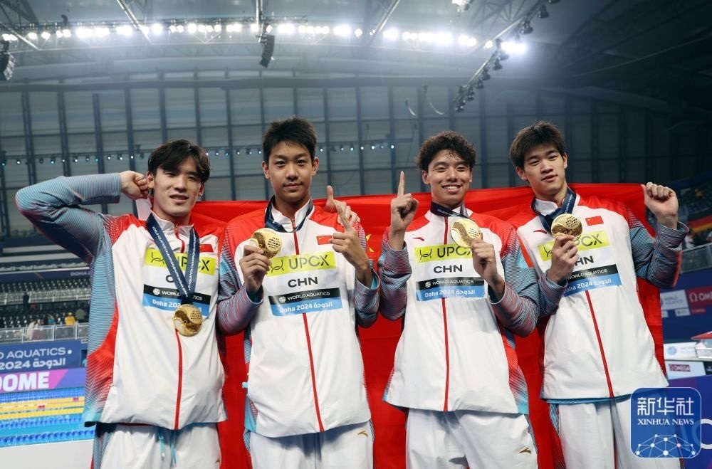 2月11日，2024年多哈游泳世錦賽男子4×100米自由泳接力決賽，中國(guó)隊(duì)選手王浩宇、張展碩、季新杰和潘展樂(lè)（從左到右）在頒獎(jiǎng)儀式后合影慶祝。新華社記者 雒圓 攝