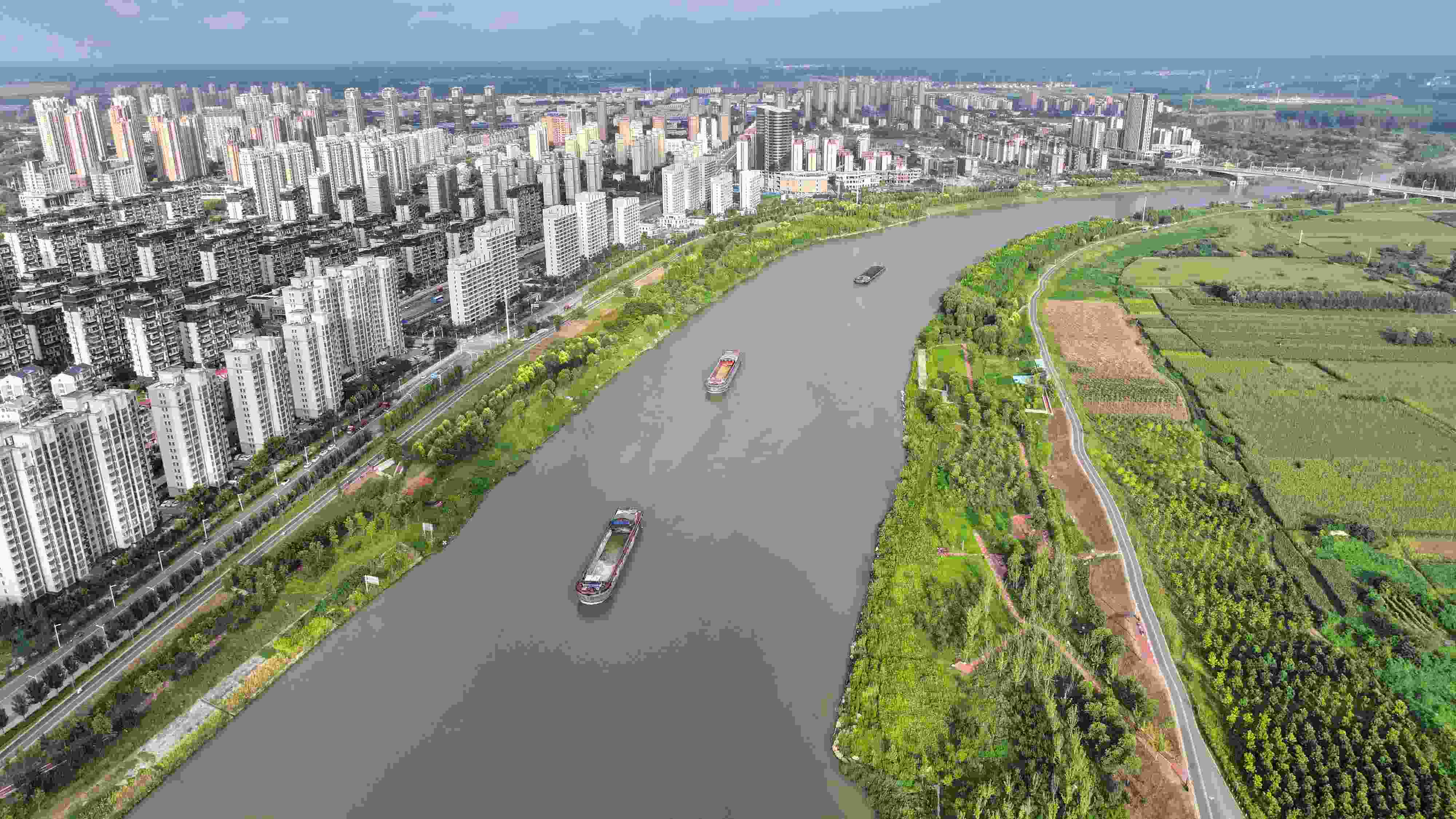 △ 2023年8月21日，安徽阜陽，初秋時節(jié)，界首城市建設與沙潁河水系、橋梁和綠植相映襯，構(gòu)成一幅生態(tài)宜居的美麗畫卷。