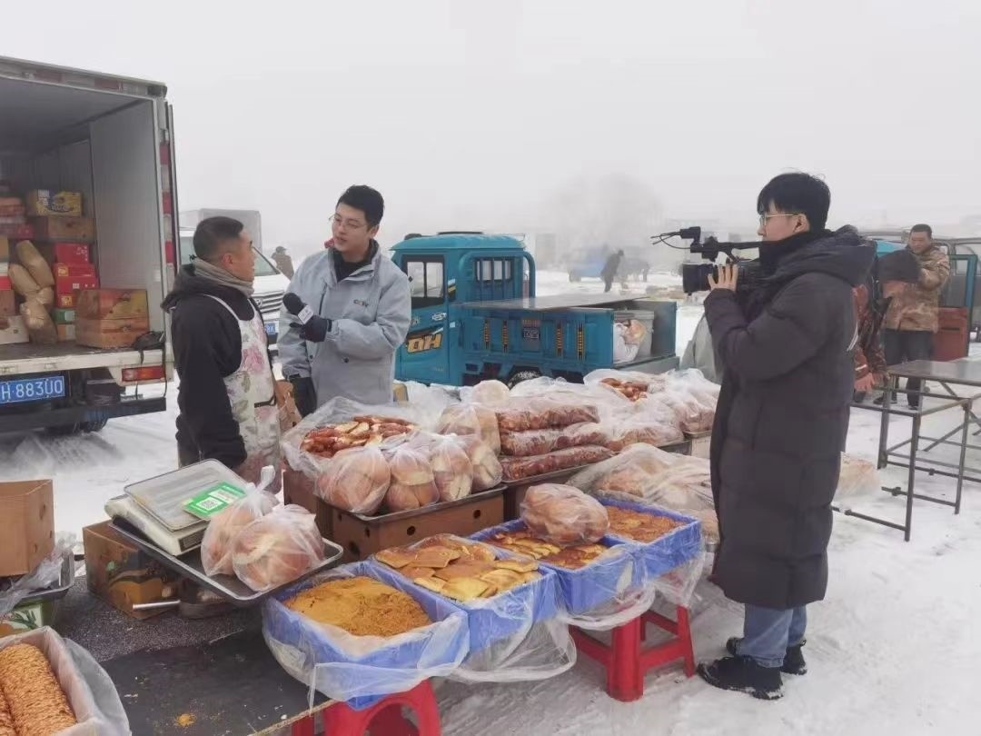 △ 2024年1月1日，在中央廣播電視總臺中央電視臺《新年新愿》報道中，遼寧營口鲅魚圈區(qū)大集賣餅干的小哥憨態(tài)可掬的表情、生機(jī)勃勃的臉龐、充滿煙火氣的新年愿望，讓他火爆出圈。