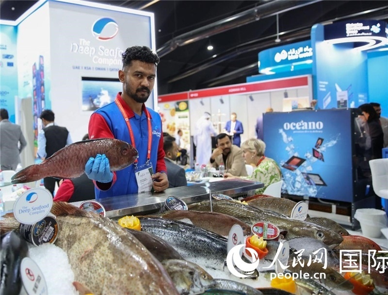 海灣食品展上，一位展商在展示海產(chǎn)品。人民網(wǎng) 塔里克·易卜拉欣攝