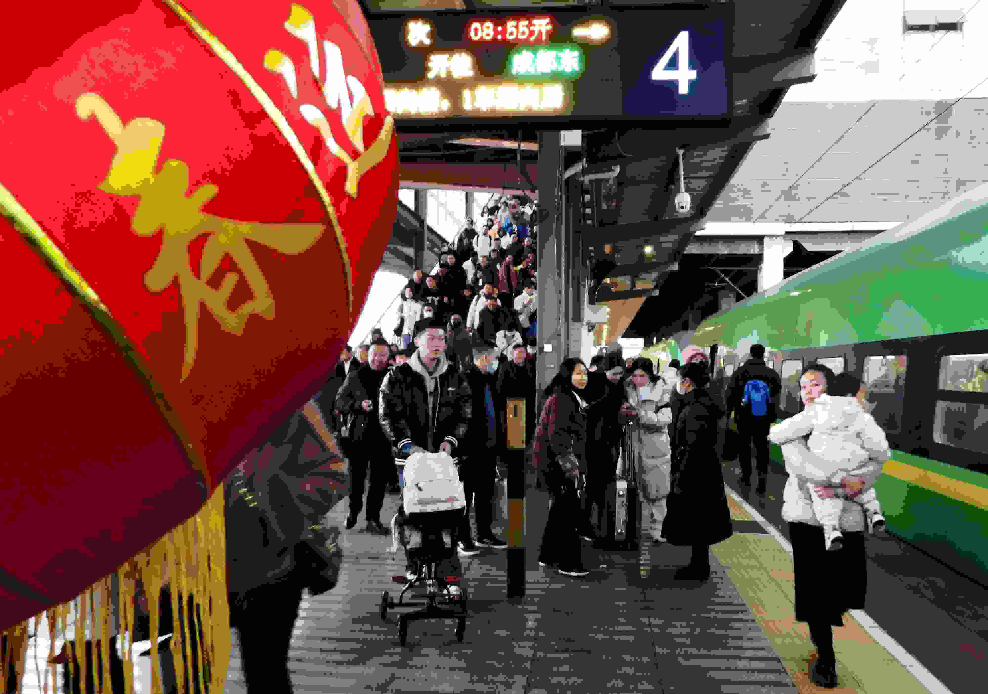 △ 2024年1月26日，四川省達州市車站，準備乘坐“復興號”動車組列車出行的旅客。