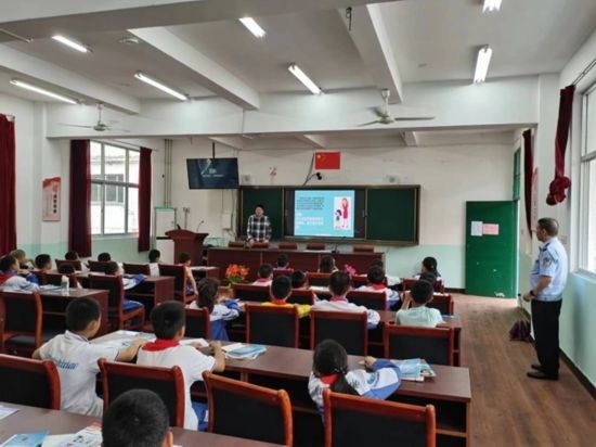 安全知識(shí)宣傳進(jìn)校園。將樂縣農(nóng)業(yè)農(nóng)村局供圖