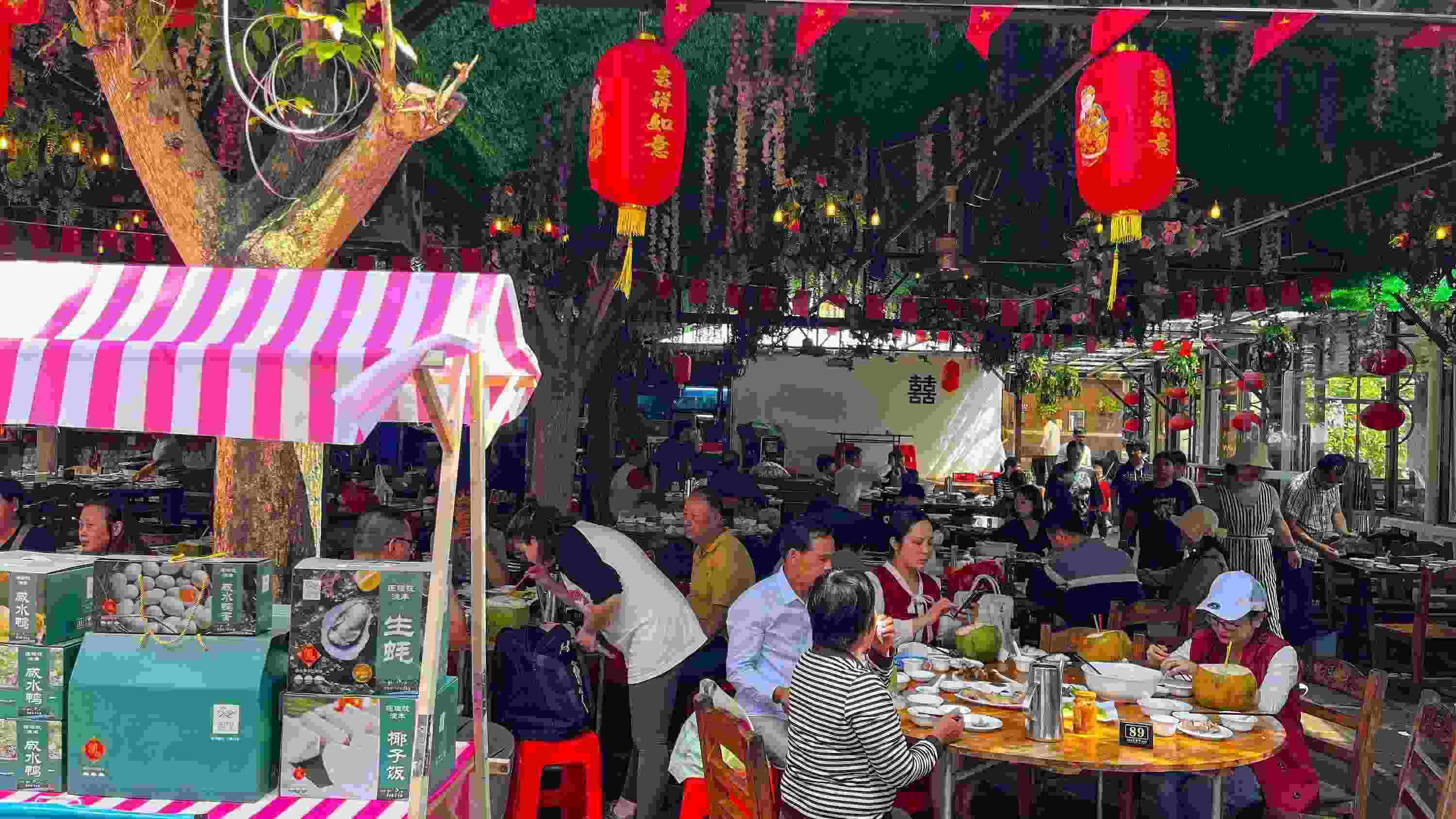 △ 2024年2月17日，春節(jié)假期最后一天，?？卩l(xiāng)村旅游持續(xù)火爆，眾多游客前往漁家樂品嘗特色海鮮和鄉(xiāng)村美食。