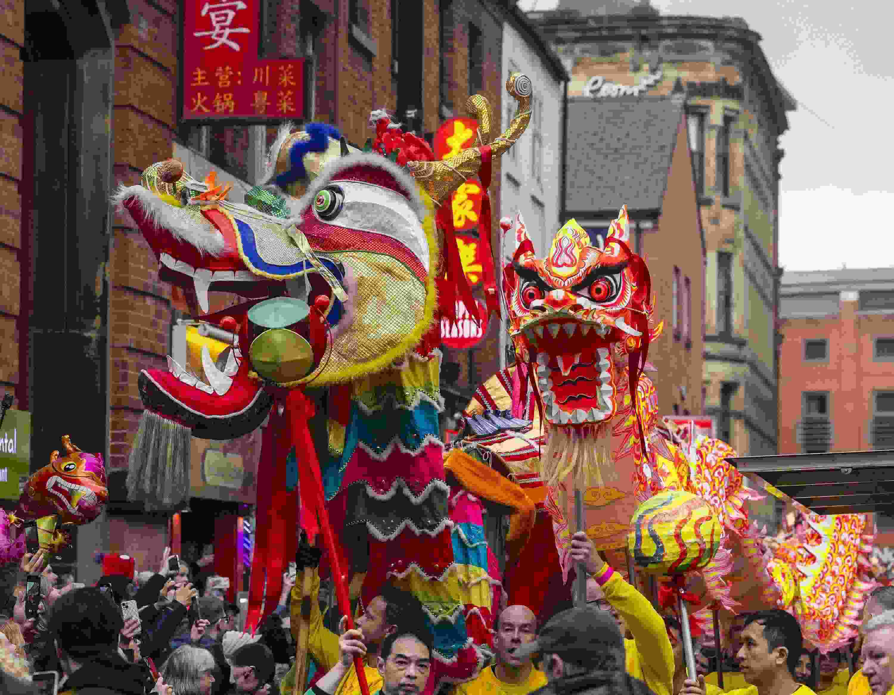 △ 當?shù)貢r間2024年2月11日，英國曼徹斯特，表演者進入中國城，參加中國農(nóng)歷龍年春節(jié)的慶?；顒?。