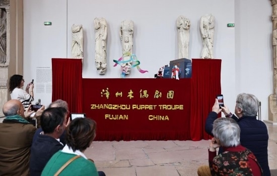 2月10日，在位于法國巴黎埃菲爾鐵塔附近的“建筑與遺產(chǎn)之城”博物館，觀眾欣賞漳州布袋木偶戲。新華社記者高靜攝
