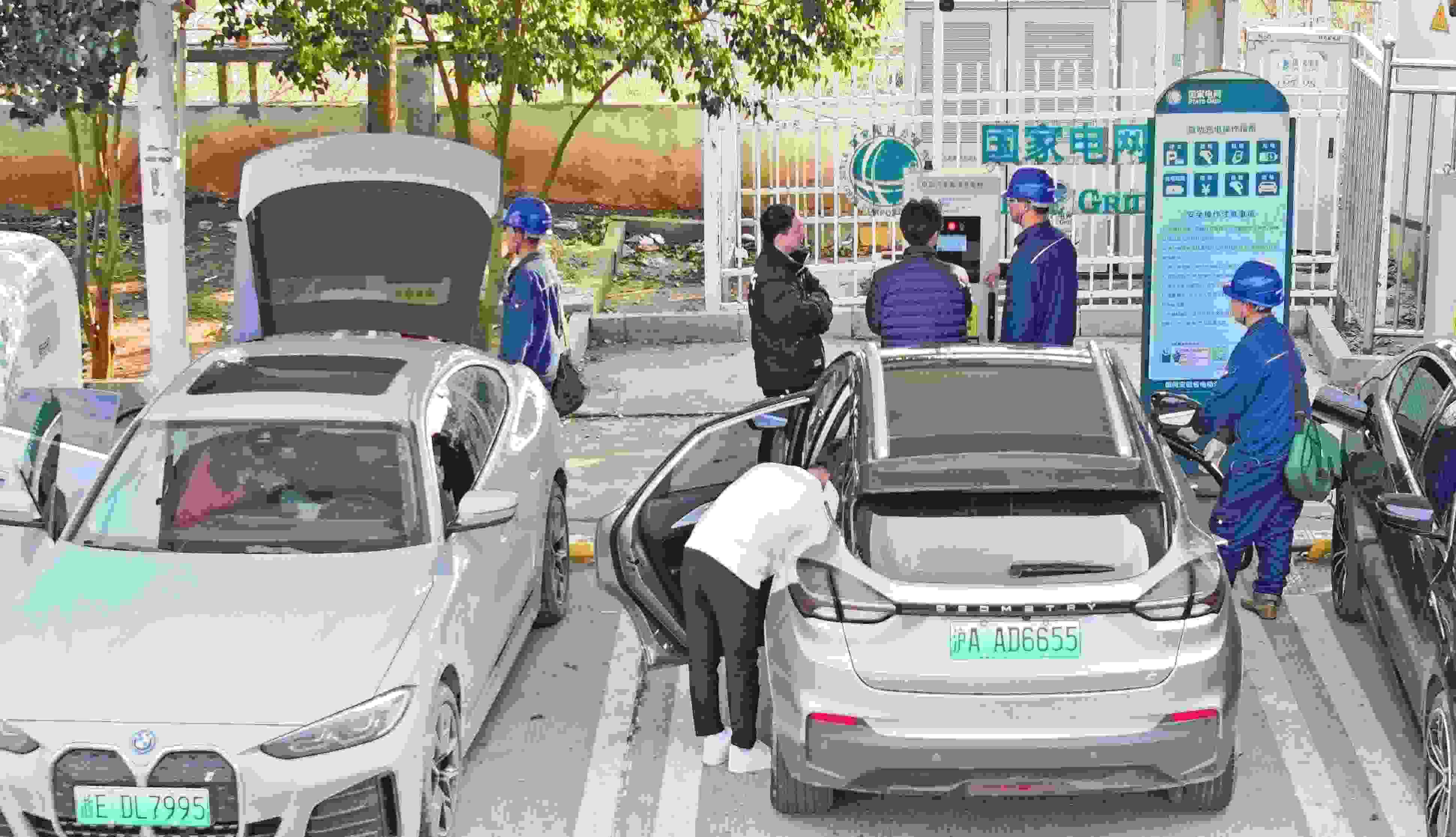 △ 2024年2月17日，安徽滁州來安縣大英鎮(zhèn)境內(nèi)的G36寧洛高速曹莊服務區(qū)，滁州市供電公司工作人員協(xié)助電動汽車車主高效解決充電中遇到的問題。