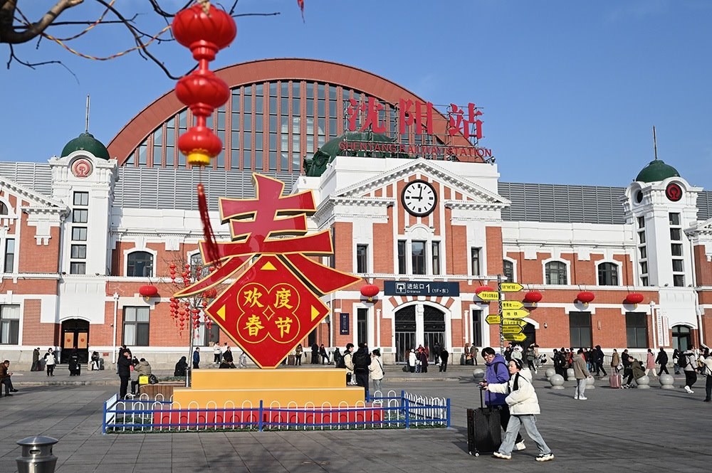 △ 2024年2月17日，沈陽(yáng)站，人們拉著大大小小的行李箱，踏上了龍年新征程。