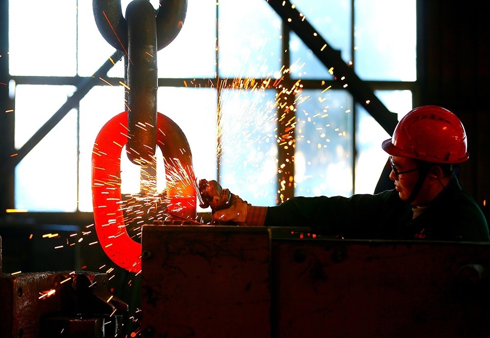 △ 2024年2月17日，青島市，即墨區(qū)靈山街道一家錨鏈企業(yè)，工人正在忙碌。