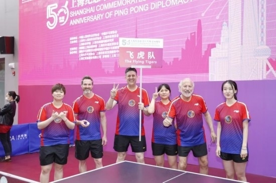 2021年，歐君廷（左三）參加上海紀念中美乒乓外交50周年活動