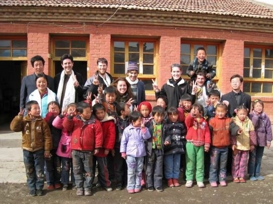 2008年，歐君廷帶領美國大學生到甘肅一所村辦小學訪問教課