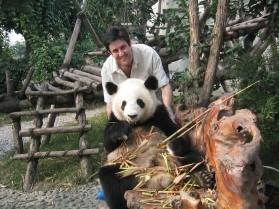 2006年，歐君廷在四川成都和熊貓合影