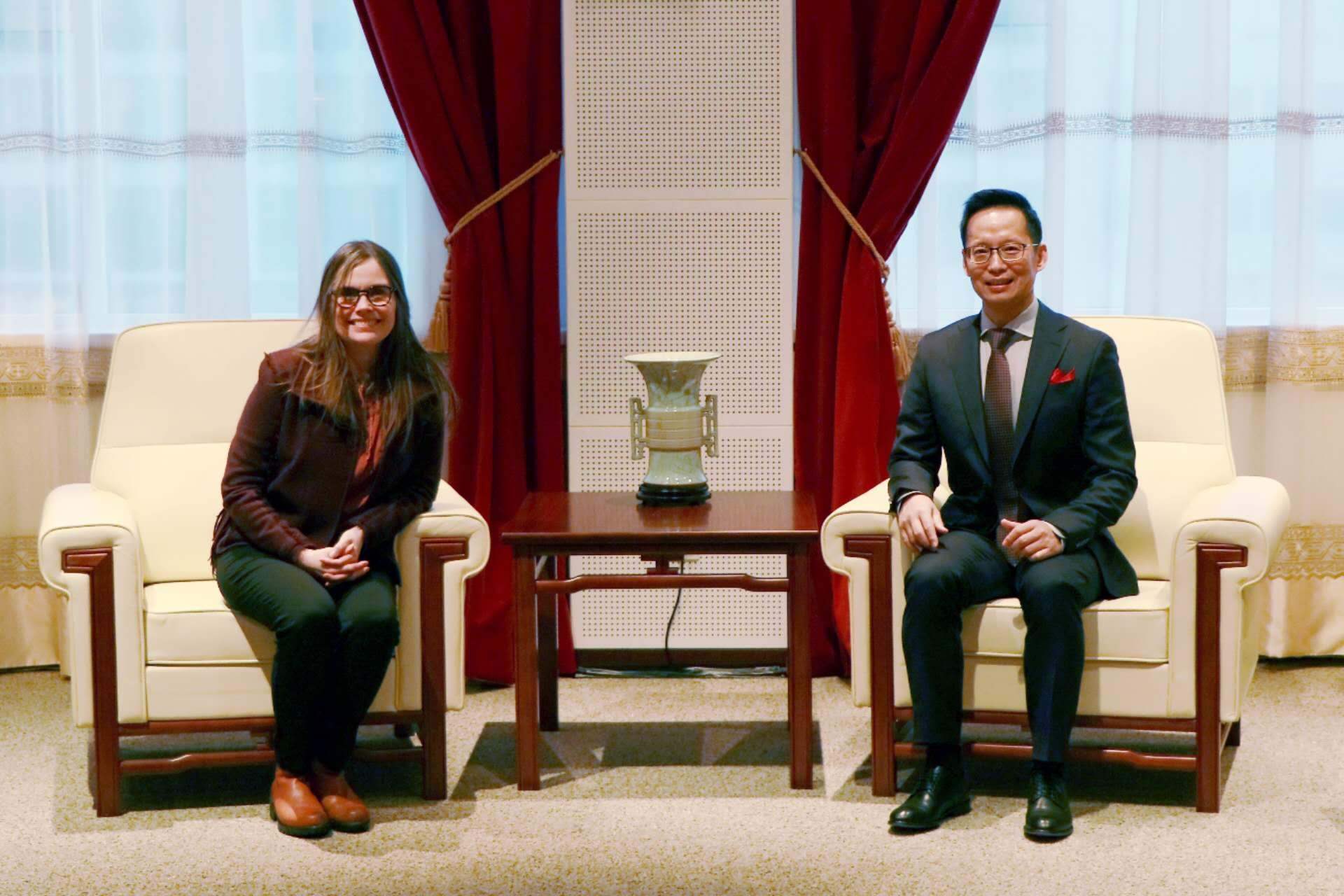 冰島總理雅各布斯多蒂爾（右一）與中國駐冰島大使何儒龍合影。中國駐冰島大使館供圖