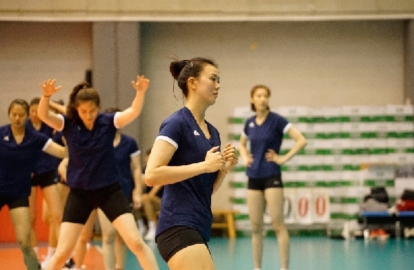 張常寧（右二）在訓(xùn)練中。人民網(wǎng)記者李乃妍攝