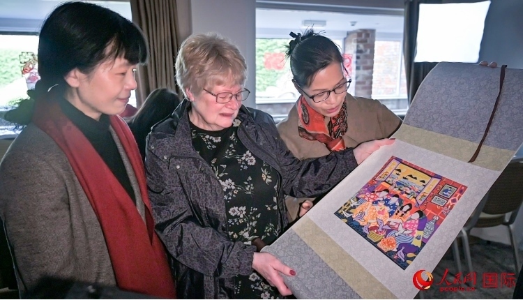 贈(zèng)送舟山漁民畫(huà)。人民網(wǎng) 郭錦標(biāo)攝