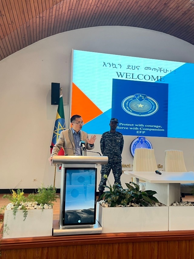 圖為駐埃塞使館首席館員申欽民公參致辭。亞的斯亞貝巴大學(xué)孔子學(xué)院供圖