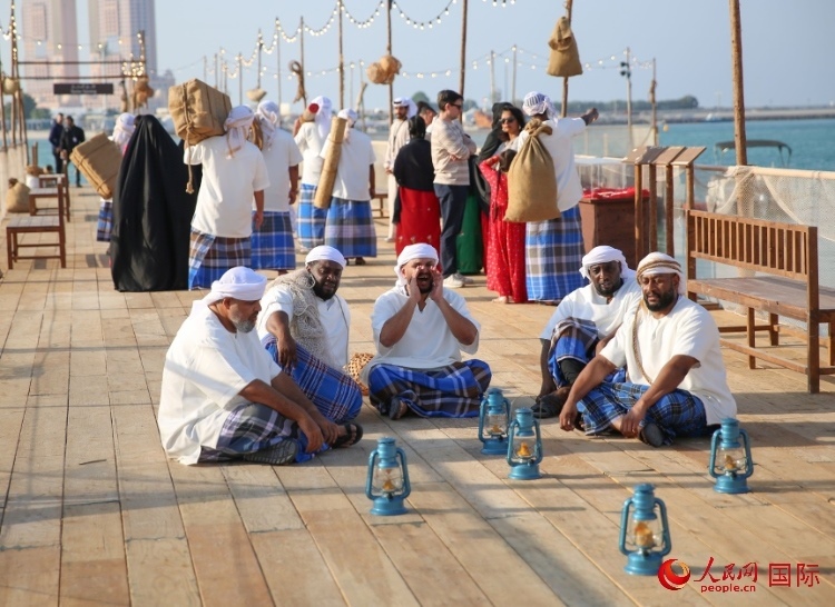 演藝人員展示售賣產(chǎn)品的場景。人民網(wǎng) 塔里克·易卜拉欣攝