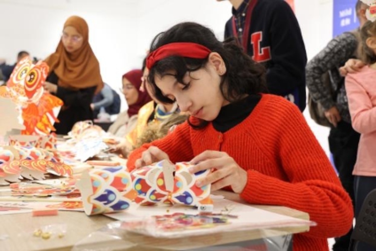參與者在制作元宵彩燈。拉巴特中國(guó)文化中心供圖