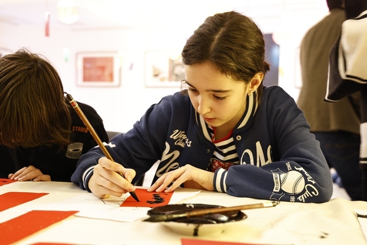 羅馬尼亞小朋友書寫毛筆字。中國文化中心供圖